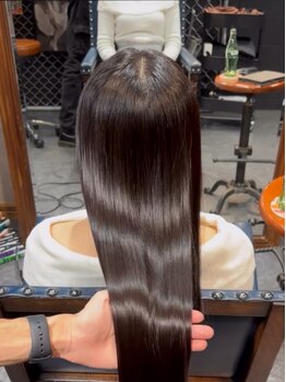 レイブンズ(Ravens)の写真/低ダメージで叶える、憧れの美しいストレート!ハイトーンでも施術可能◎自然なストレートヘアに♪