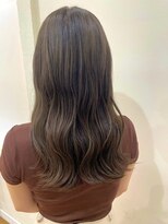 シエスタ(SIESTA)&nbsp;ロングヘア　艶感　アッシュベージュ　顔周りカット　透明感