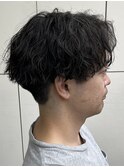波巻きパーマ/センターパート/刈り上げ