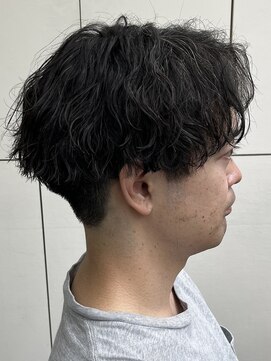 フイ 恵比寿(Hui) 波巻きパーマ/センターパート/刈り上げ