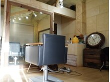 ノマニカ ミラート バイ ルレーヴ(noma-nika mirrort by Le reve)の雰囲気（大きな鏡とゆったりとした椅子で時間を忘れます）