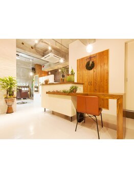 ◆キッズスペースあり◆清潔感あふれるウッド調の店内でゆったりとしたプライベートサロンタイムを・・・♪