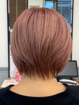 ミーティア バイ クアトロ(Meteor By QUATRO) ピンク×すっきりショートボブ