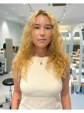 ノラ ウメダ(NORA UMEDA) 西海岸風ハイライトハイトーンダブルカラーブロンド