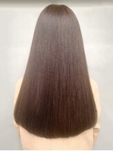 どの髪質にも対応可能な髪質改善ストレートは季節変化でのうねりやパサつきもまとまる艶サラ素髪へ導きます
