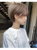 【mee.】　耳掛けショート　キャラメルベージュ