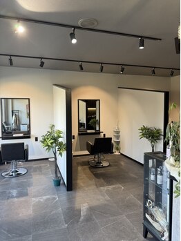 サロンドヘルメス(Salon de HERMES)の写真/担当のスタイリストが仕上げまでご対応。周りのお客様を気にせず、プライベート空間をお過ごしください。