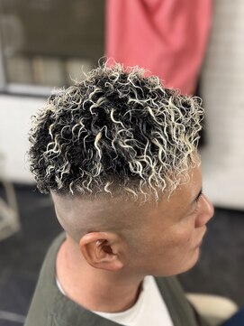 ヘアースタジオ ゴーゴー ヘアー(HAIR STUDIO GOGO HAIR) ツイストスパイラル強め×フェード