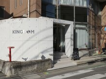 白い壁が目印です