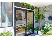 スラッシュ(SLASH)の雰囲気（お店の店内外はグリーンがいっぱい☆）