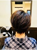 シルエットが綺麗なショートx艶髪ブラウンカラー