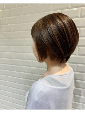 カミケンネクスト(kamiken.next) 襟足サイド束感こなれ軽めショートボブ大人【カミケンネクスト】