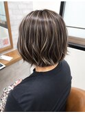 ショートボブ白髪ぼかしハイライト