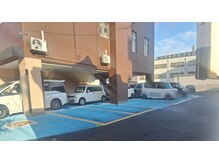 アグ ヘアー エレナ 佐世保店(Agu hair elena)の雰囲気（お店の隣に駐車場有ります青のペイントに黄色の線のスペースです）