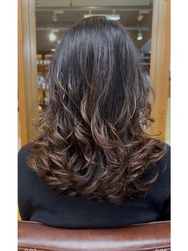 ロベルシ(ROVERSI) 中間から毛先にかけてのリッジ感のあるウェーブ