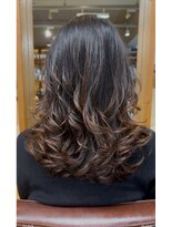 ロベルシ(ROVERSI) 中間から毛先にかけてのリッジ感のあるウェーブ