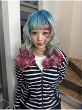 さらに髪を大切にしながら色を遊ぶ方法は、色の残留も活かしながら、新たなデザインを表現すること◎