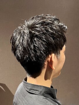 ビーダンディー(Bee dandy) ビジネスカジュアル 黒髪ツーブロックショート 束感アップバング