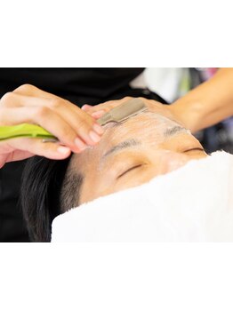 垢抜けた印象を演出するには、眉と肌のシェービング！プロならではの技術をぜひご体感下さい♪