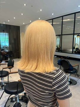 ダブル(W) ブリーチカラー/ブロンドベージュ/外はねミディ