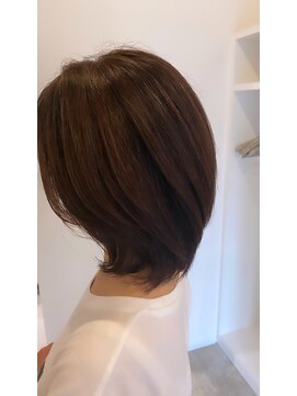 丸みショート×くびれレイヤー｜艶ブラウンの大人美シルエット