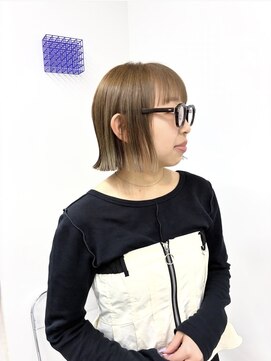 イラカ(elaka) ベージュカラー×外はね切りっぱなしボブ