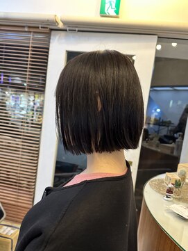 ロイド(Royd.) 切りっぱなしボブ髪質改善ストレートブルーグレージュ暗髪