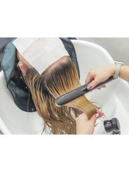 超音波の力でトリートメントを最大限、浸透させる「ケアプロ」導入店！内部から潤う芯のある艶髪を。