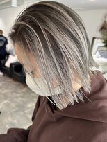 イリ 梅田(ili) ハイライトカラーミルクティーベージュレイヤーカット