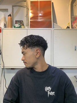 メリケンバーバーショップ フクオカ(MERICAN BARBERSHOP FUK) フェザーパーマサーフカール刈り上げセンターパート