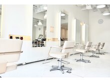 ソーホー SOHO 彦根店の雰囲気（白を基調とした店内になります）