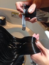 大切な髪や頭皮を守りながら施術致します。化学薬品は髪や頭皮に残さない！