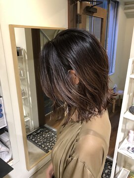 ワンバイワンクラッカ(one by one CLACCA) 外ハネくびれセミディー