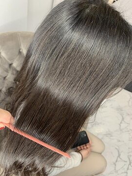 エスカーラ 表参道(THE ESCALA) 地毛の黒髪を活かしてうる艶髪【タビラマユミ】