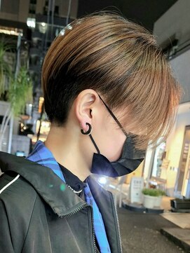 トリコ ショップアンドヘアサロン(tricot shop hair salon) ブリーチ有デザインカラー×刈り上げハンサムショート　フクザワ