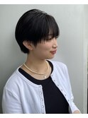 丸みショート前下がりセンターパートハンサムくびれショート