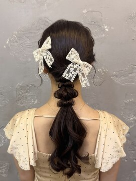 エフェ(effet) サイドねじりデザインのタイトアレンジポニー