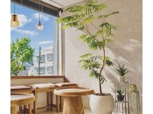 サロンエイチ(salon H.)の雰囲気(「自然光が心地よい待合空間」)