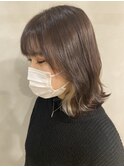 ホワイトベージュのピアスカラーとロブ