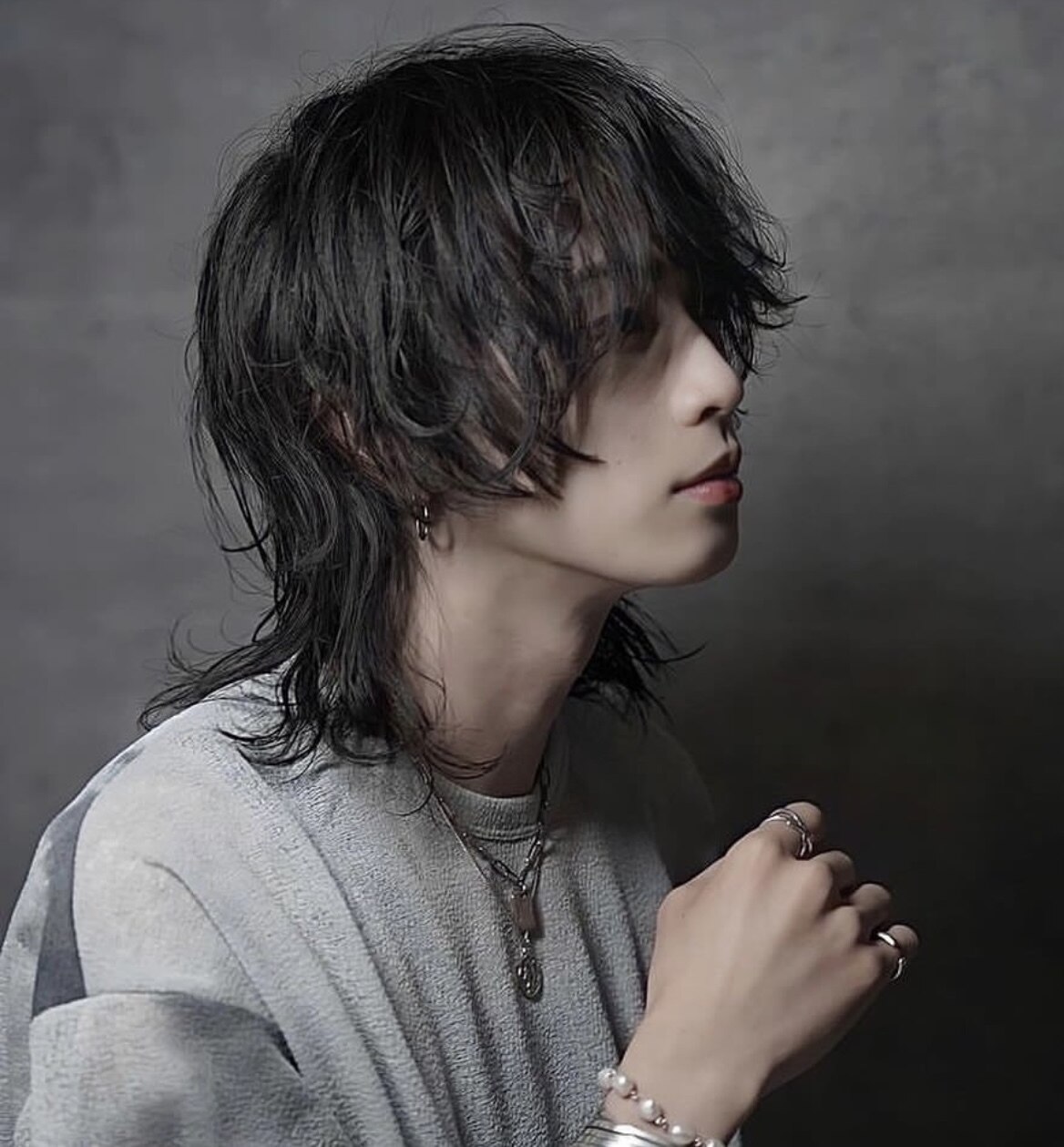 ロングヘアーの男 2025年夏】メンズ｜ロングの髪型・ヘアアレンジ｜人気順