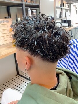 ディスイズバーバーセカンド(THIS IS BARBER 2nd) ツイストスパイラルパーマ　ツーブロック　スキンフェード