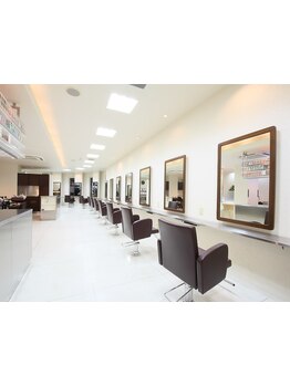 幅広い年代の女性がご来店♪美肌カラーが得意な《Hair Paradigm》がご提供するデザインカラーが人気◎