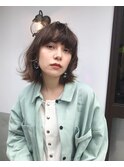 顔周りレイヤーのミディアムスタイル