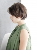 透け感かきあげバングのショートスタイル