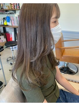 リタ(Lita) レイヤースタイルとベージュカラー