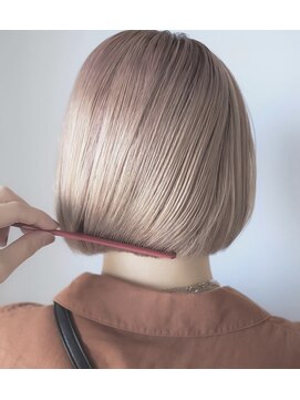 シアーピンクベージュ × つや質感ボブ