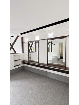 hair bliss ANOTHER WORLD【ヘアブリス アナザーワールド】【6/5NEW OPEN（予定）】の写真/居心地の良い空間でリラックスしたサロンタイムをご提供します＊心遣いと的確なアドバイスも人気の秘密☆