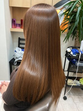 ウイバイファースト(u'i by first) 水素カラーで叶える、思わず触れたくなるツヤ髪