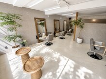 サロンエイチ(salon H.)の雰囲気(「明るく開放感のある店内」)