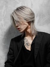 【ホワイトカラー×ボブウルフで魅せる中性的モードスタイル】